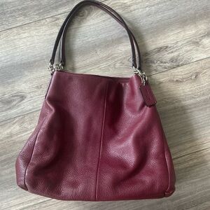 COACH PHOEBE SHOULDER BAG IN PEBBLE LEATHER SILVER/BURGUNDY (COACH F35723)